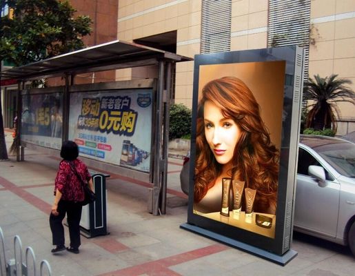 GA Series P4 โปสเตอร์ LED Display W1366*H1920mm โมดูล ขนาด 320*160mm IP65 การติดตั้งภายนอก 8000 นิต